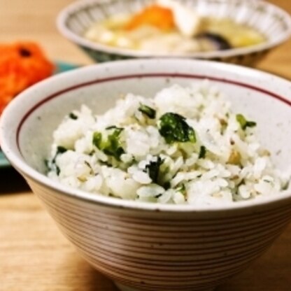 わかめとしらすのほどよい塩味と、
白ゴマのプチッとした食感。
給食で食べた懐かしの味でした＊
今度はおにぎりにして食べてみたいです♪